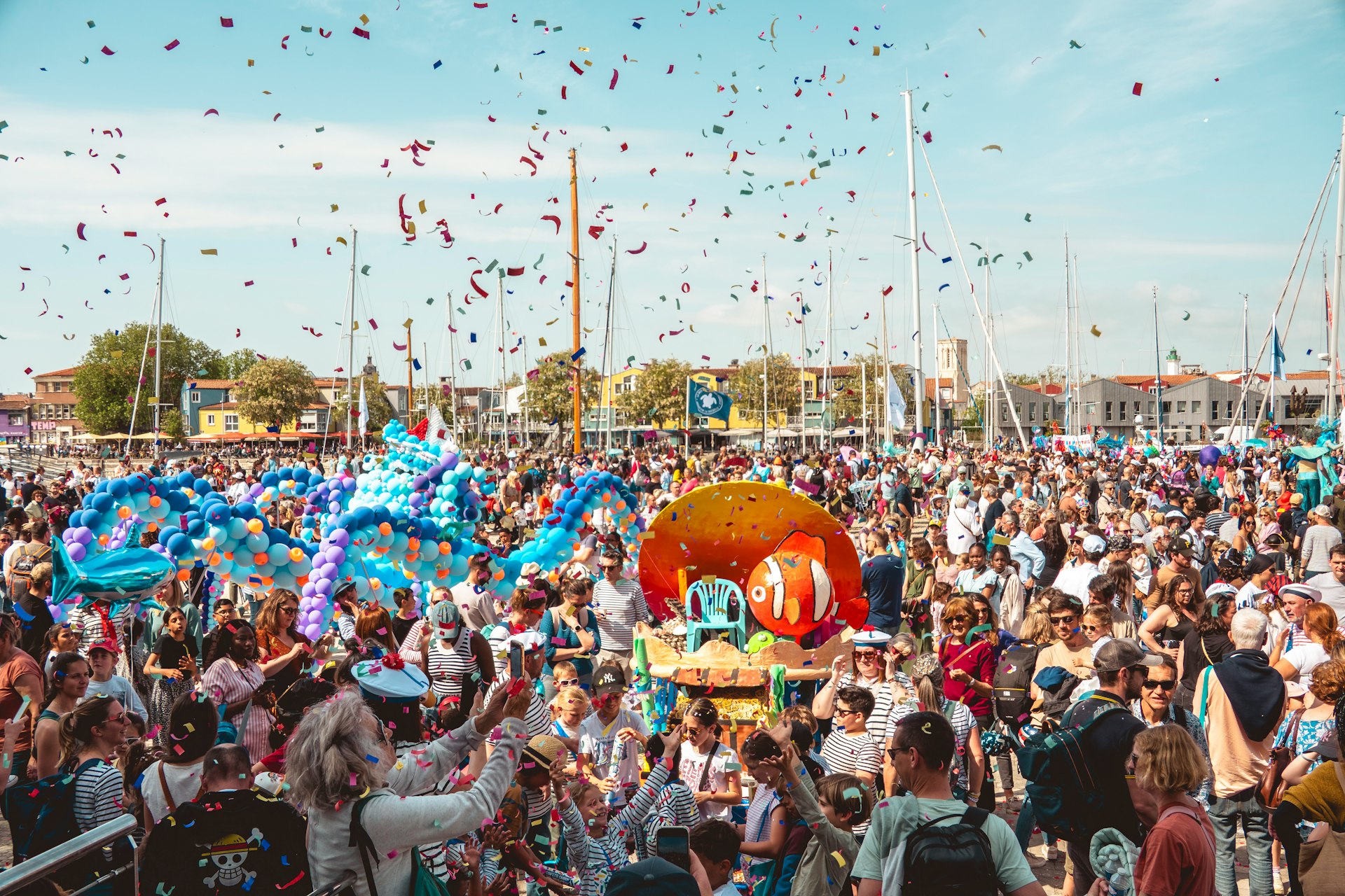 Événement festifs avec ballons et drapeaux